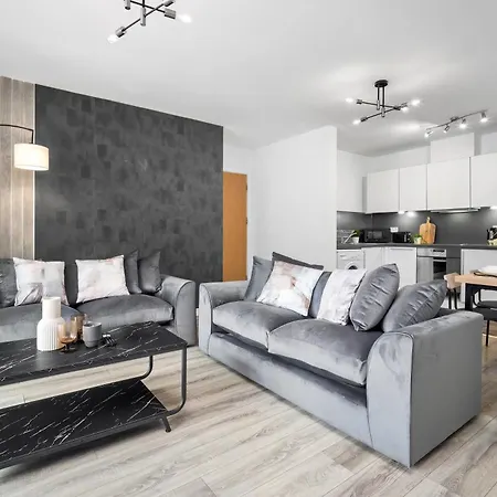 Апартаменты Luxury Centre - 2 Bedroom - Balcony - Rated - 377p *