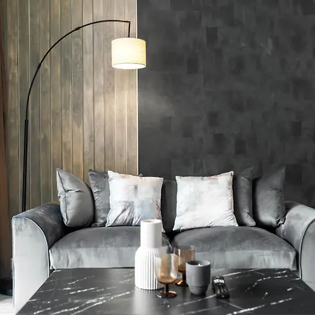 Luxury Centre - 2 Bedroom - Balcony - Rated - 377p